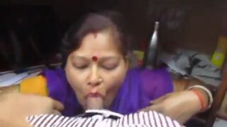 Mature hindi naukrani aunty blowjob video