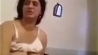 Hindi big boobs aunty emotional chudai