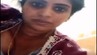 Desi housewife selfie mms while peeing