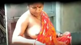 Desi dehati aunty bathing video