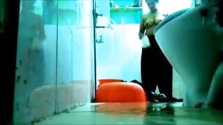 Busty desi aunty bathing mms recorded