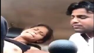 Sucking boobs of desi gf in car