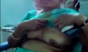 Telugu aunty in green saree showing boobs
