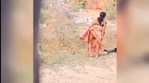 Sexy village bhabhi peeing video - Outdoor desi nude