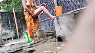 Sexy desi village bhabhi bathing porn