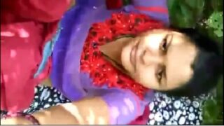 Fucking hairy pussy of village bhabhi in park