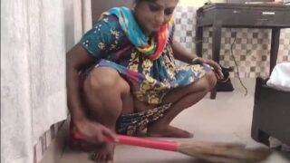 Indian maid exposes pussy and gets fucked