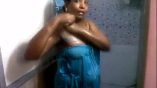 Tamil aunty bathing mms before lover