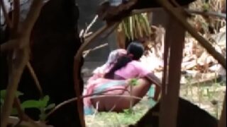 Village desi aunty peeing in jungle wearing saree