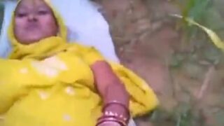 Punjabi village aunty pussy fuck in jungle