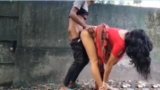 Mast padosi bhabhi in red saree sex in garden