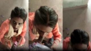 Watchman biwi giving mast blowjob