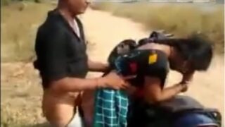 Village aunty sex on road with city guy