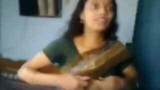 Kerala aunty lifting saree blouse showing boobs