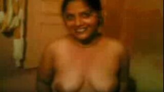 Naked hindi aunty posing for fans on social media