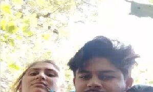 Lucknow guy sucking boobs of girlfriend juhi in park