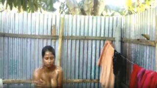 dehati sexy bhabhi yami stripping bathing in open