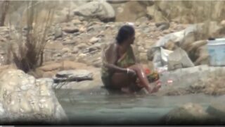 desi dehati aunty washing body stripping saree in lake
